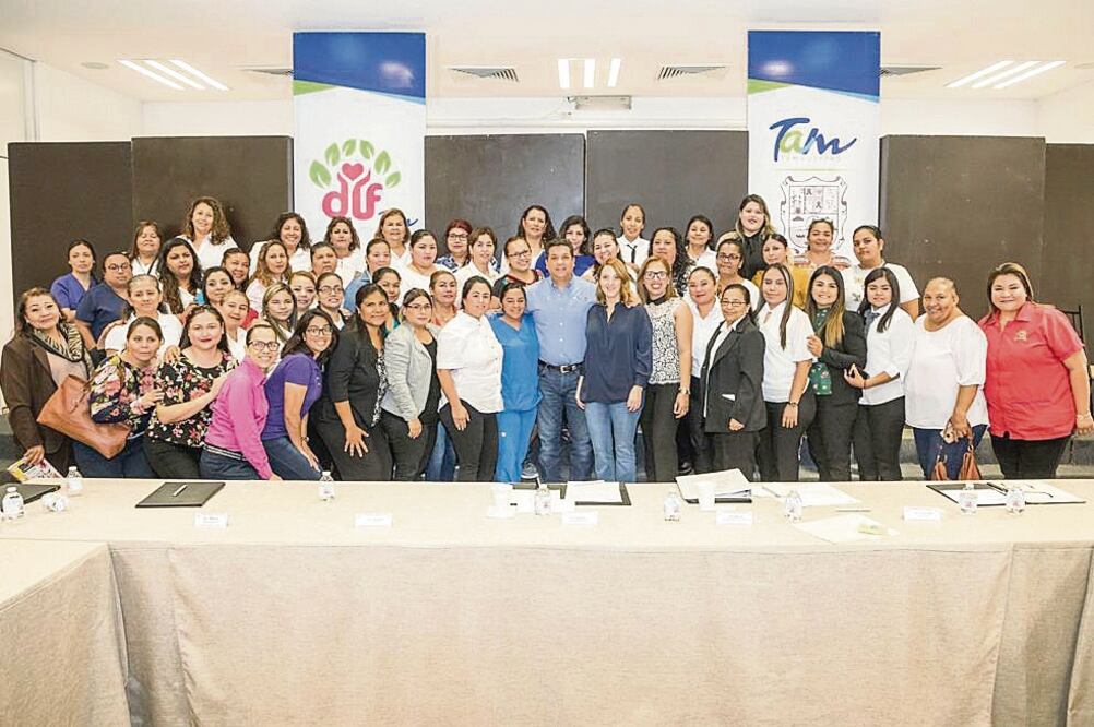 El gobernador Francisco García Cabeza de Vaca se reunió con representantes de estancias infantiles, a quienes les prometió recursos estatales. 