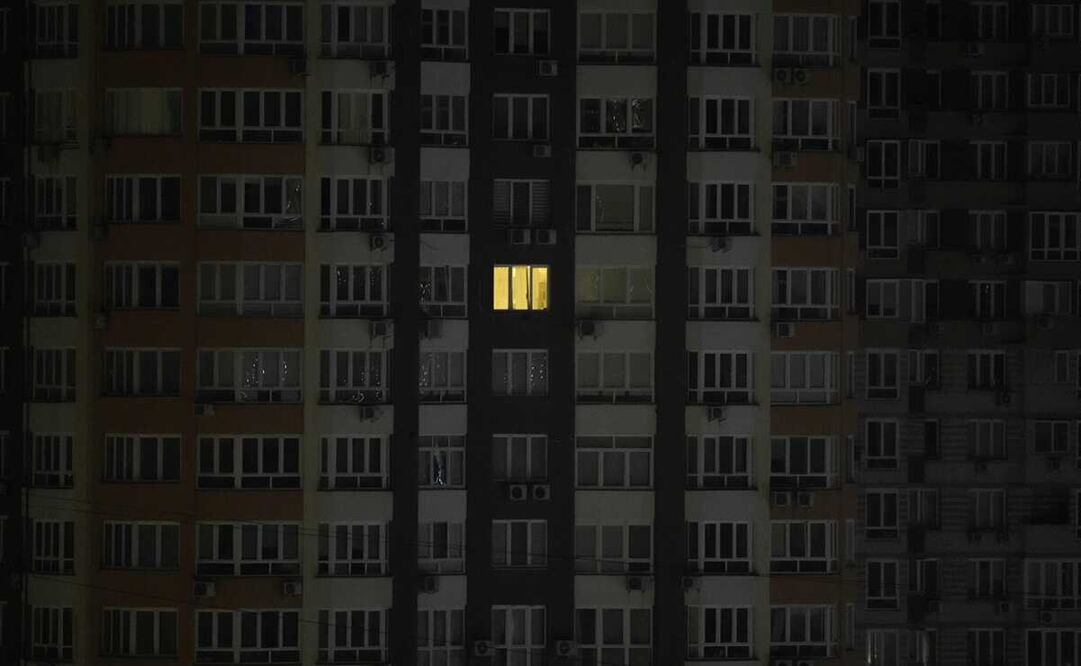  Por cuestiones de seguridad, los habitantes de Kiev, Ucrania, apagan las luces de sus casas. Foto: AP Photo/Efrem Lukatsky