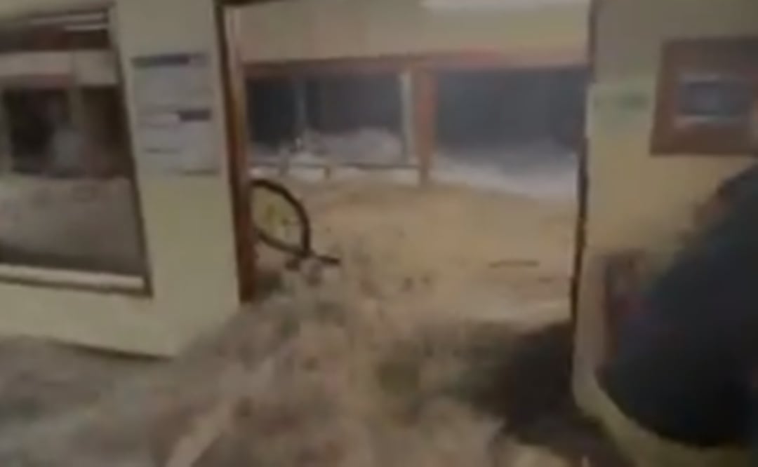 En el vídeo, se observa como una enorme ola sacude esta base militar estadounidense. Foto: Tomada del video