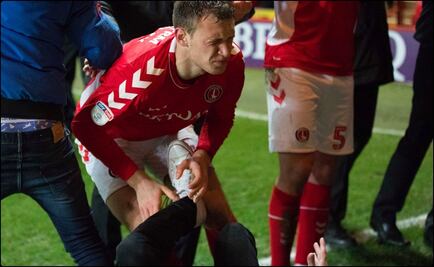 Aficionado golpea en los genitales a jugador que festejaba un gol