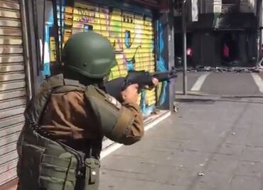 Captan a militares disparando durante protestas en Chile