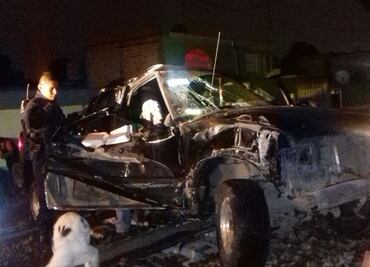 Arrastra tren a camioneta en Tlalnepantla