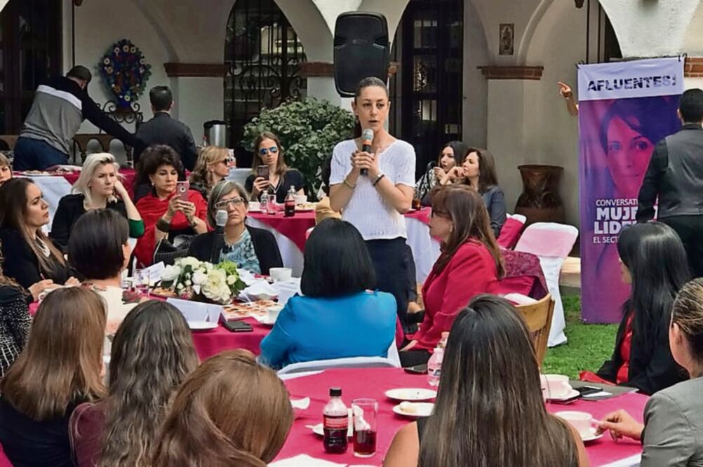 La morenista se reunió con empresarias citadinas, a quienes explicó que en la capital hay un rezago en los derechos de las mujeres en el ámbito laboral (ESPECIAL)
