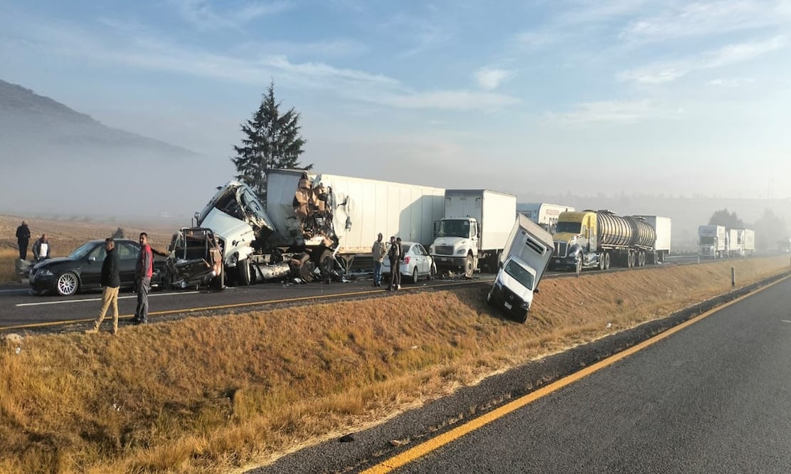 En la colisión participaron 3 tráileres, vehículos particulares y una patrulla de la Secretaría de Marina. Foto: Especial