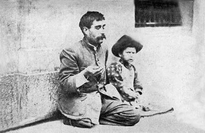 Piden dinero en la calle desde hace un siglo