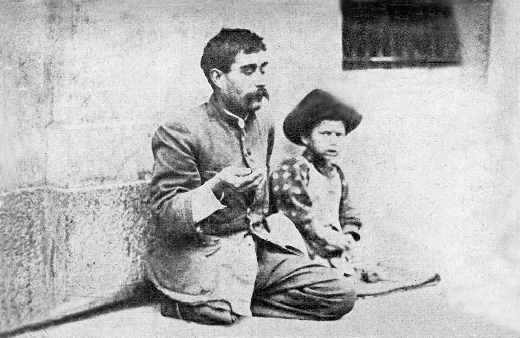 Piden dinero en la calle desde hace un siglo