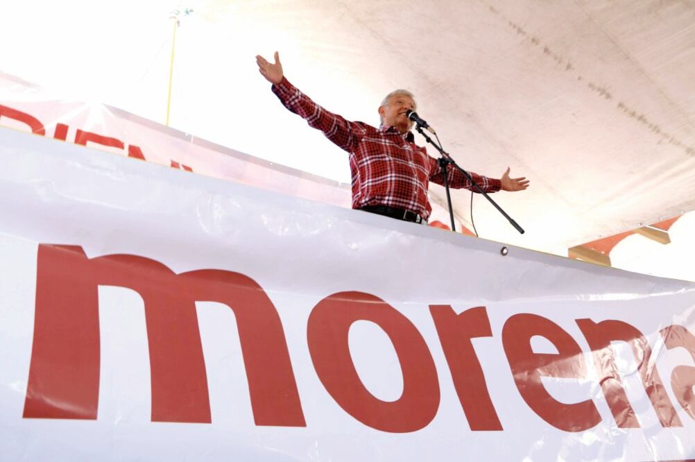 De gira por el Estado de México, Andrés Manuel López Obrador, presidente nacional de Morena, afirmó que su partido apoya al gobierno de Enrique Peña Nieto, ante las agresiones y amenazas de Donald Trump a los connacionales. (SAÚL LÓPEZ. CUARTOSCURO)