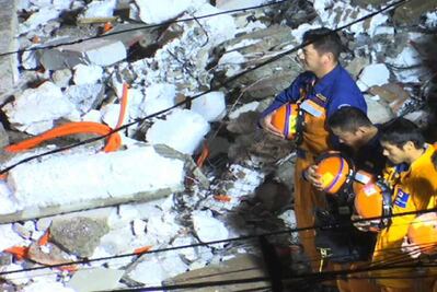 Rescatistas japoneses rinden homenaje a víctima del sismo