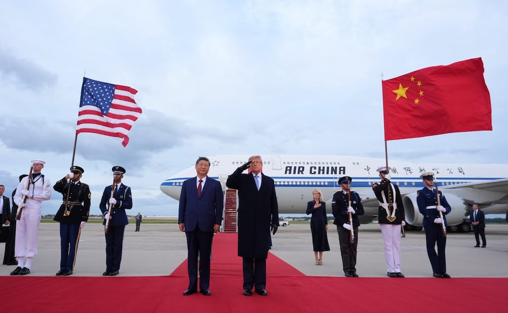 El presidente Donald Trump y el líder chino, Xi Jinping, ayer durante un sobrevuelo militar en la Base Conjunta Andrews, en Maryland (23/09/26) Foto: ALEX BRANDON/AP