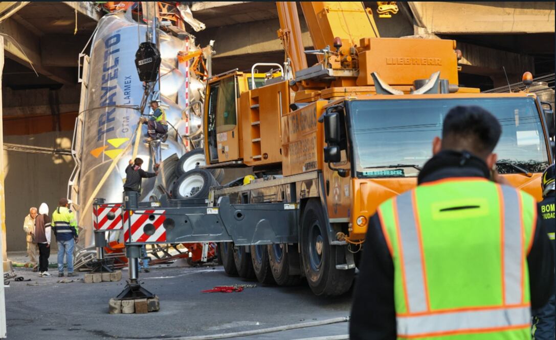 Continúan las maniobras para bajar un tráiler que volcó ayer por la tarde en el puente de avenida Ceylán y calzada Azcapotzalco la Villa, al momento se encuentran 2 grúas intentando bajarlo, el viernes 18 de abril de 2025. Foto: Axel Sánchez/ EL UNIVERSAL