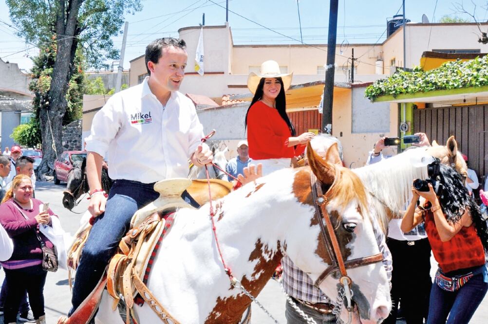 En su enésima visita a la delegación Iztapalapa, Mikel Arriola Peñalosa, candidato del PRI a la jefatura de Gobierno, recorrió las calles del pueblo de Santa María Tomatlán a caballo y reiteró que él puede ganar las elecciones del 1 de julio (ESPECIAL)