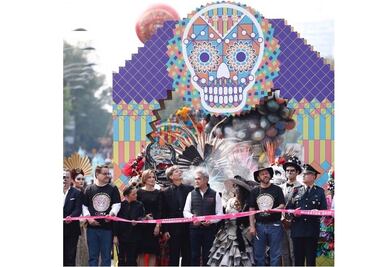 Inicia Desfile de Día de Muertos en la Estela de Luz