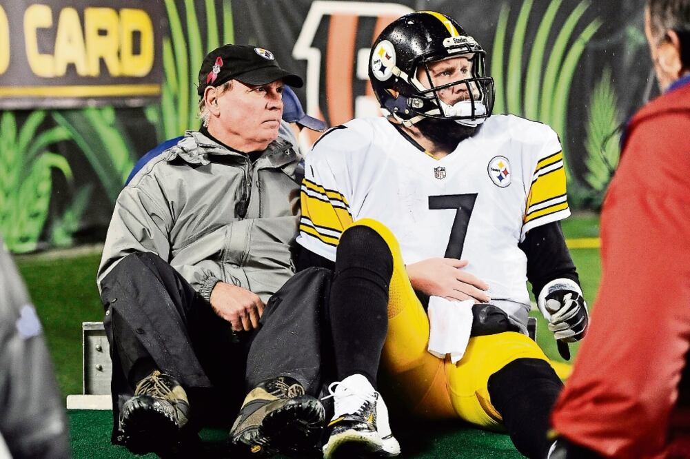 Ben Roethlisberger abandonó el juego ante Bengals en el tercer cuarto y regresó en el último ‘d r ive’ de su equipo para ayudarles en el triunfo (CHRISTOPHER HANEWINCKEL. USA TODAY SPORTS)