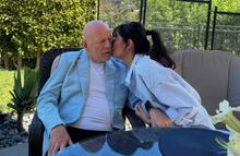 Emma Heming, esposa de Bruce Willis, responde a críticas por revelar que viven separados