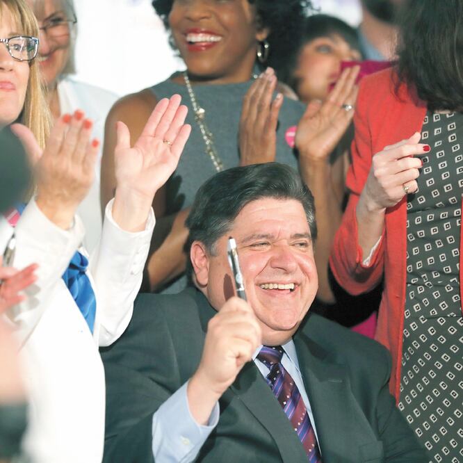 Legislación. J. B. Pritzker, gobernador de Illinois, al firmar la ley que declara que el aborto es derecho fundamental de las mujeres. JOSE M. OSORIO. AP