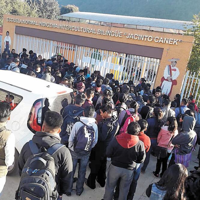 Manife stantes. Los estudiantes de la escuela normal exigían una nueva dirección; se quejaban de corrupción. ESPECIAL