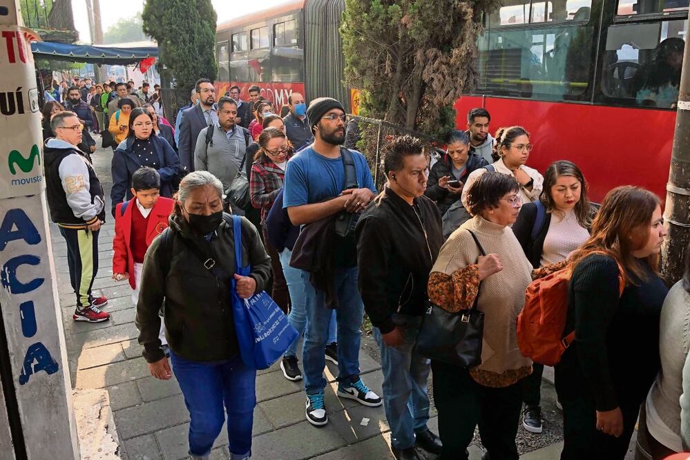 En su segundo día de operación, la Línea 1 no logró convencer a todos los usuarios; algunos decidieron no utilizarla y prefirieron RTP o Metrobús; otros regresaron al STC. Foto: Diego Simón Sánchez /El Universal