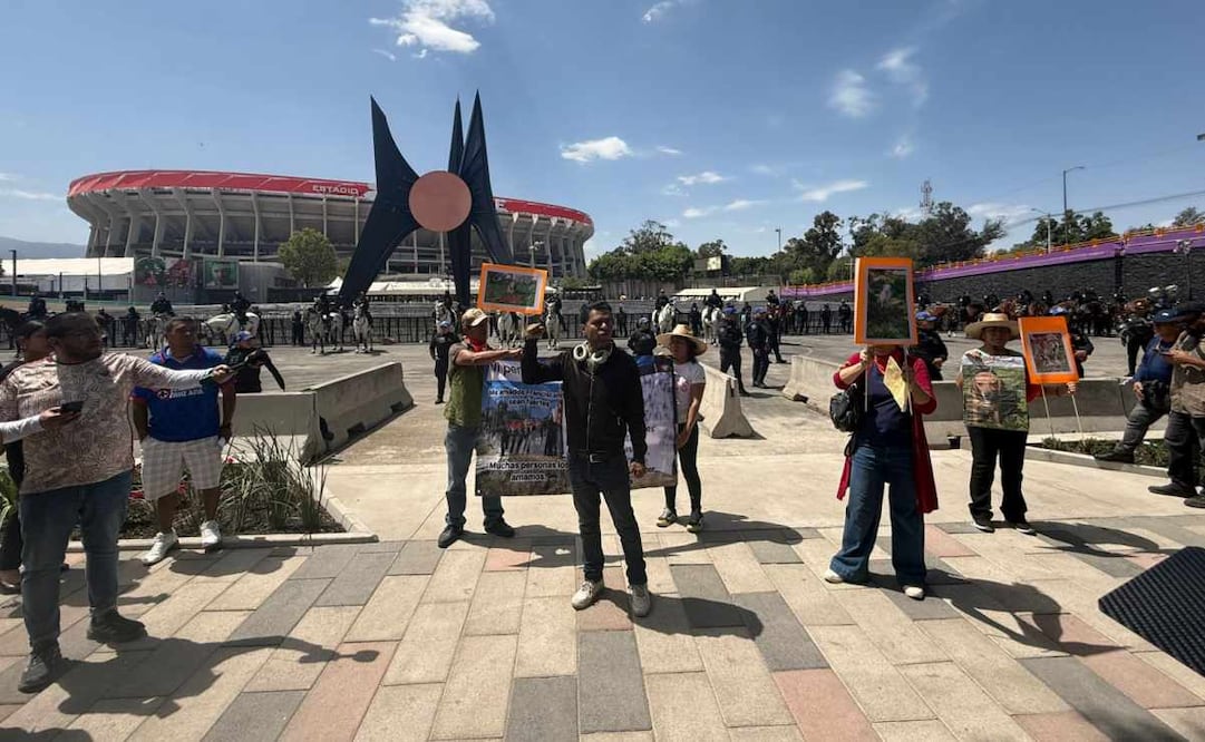 Personal de la Secretaría de Gobierno capitalino solicitó a los manifestantes que permitan el paso de la gente, ya que ocupan la banqueta. Foto: Laura Arana
