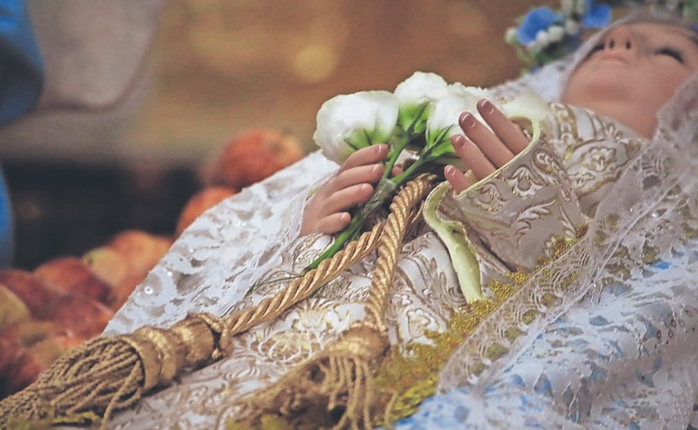 Además de la imagen recostada, la Virgen está rodeada de decenas de manzanas que simbolizan su pureza. Foto: Omar Contreras/ EL UNIVERSAL