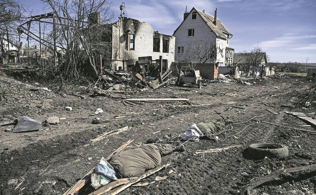 Cuerpos de soldados rusos yacen en el terreno después de que las tropas ucranianas retomaran la aldea de Mala Rogan, al este de Kharkiv. Foto: Aris Messinis/AFP