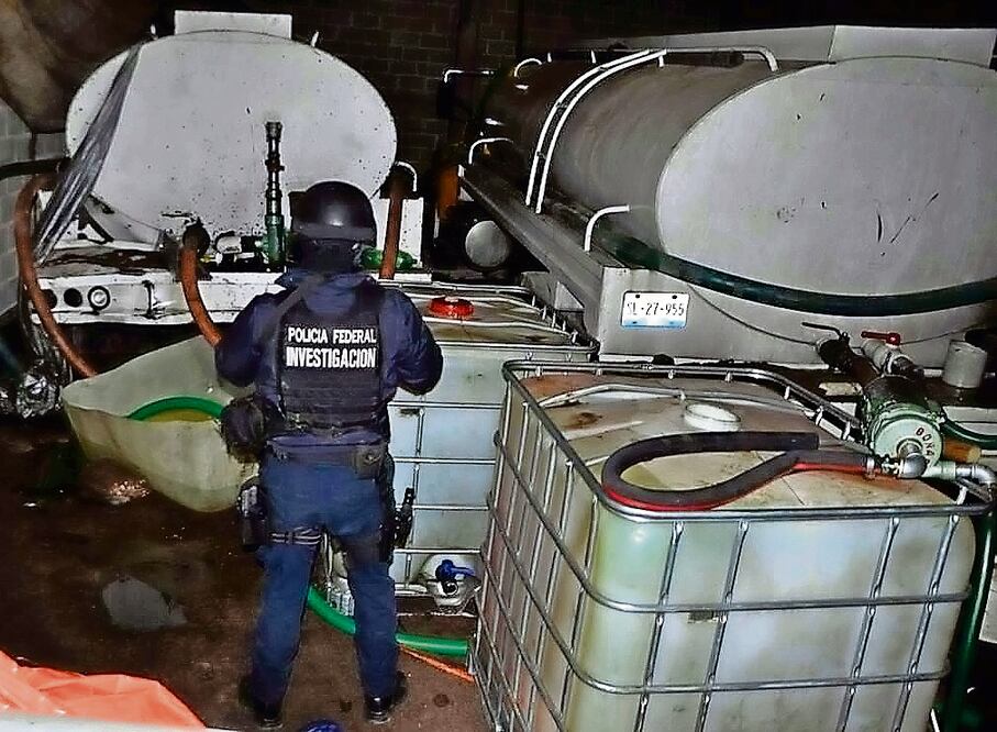 Datos de Pemex indican que en el primer semestre de este año se han detectado 5 mil 757 tomas clandestinas en ductos de la petrolera. Archivo El Universal