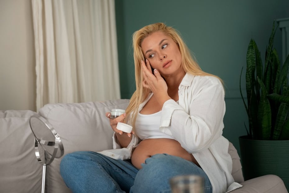 “El acné hormonal y el melasma son muy comunes durante el embarazo. Usa vitamina C o ácido azelaico, y ten paciencia, muchos cambios revierten tras el parto”, aconseja Yelitza Loera Vela, ingeniera bioquímica. Foto: Freepik