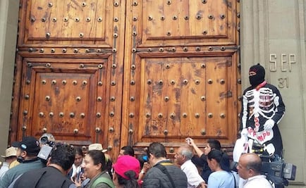 Arriban maestros a la SEP; piden hablar con Chuayffet