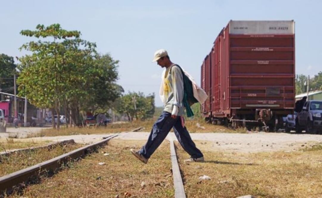 Immigrant crossing railway tracks - Photo by Edwin Sánches/EL UNIVERSAL