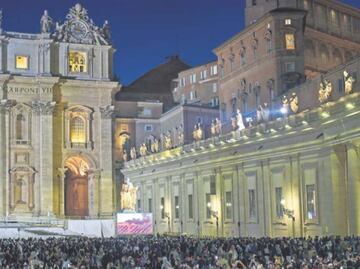 Cónclave: una larga espera y una fumata negra