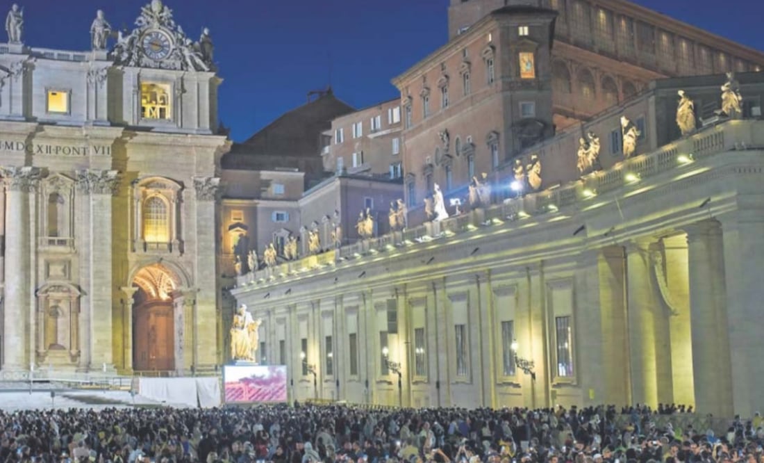 Humo negro sale de la chimenea de la Capilla Sixtina, en el Vaticano. Foto: de Bernat Armangue. AP