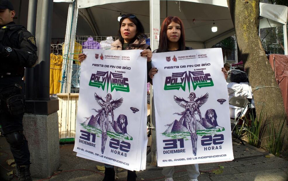 Fans de Polymarchs comienzan a llegar al escenario que se encuentra frente al Ángel de la Independencia donde se celebrará el Año Nuevo. Foto: Yaretzy M. Osnaya/EL UNIVERSAL