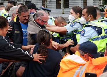 Arrestan a manifestantes antivacunas cerca del Parlamento de Nueva Zelanda
