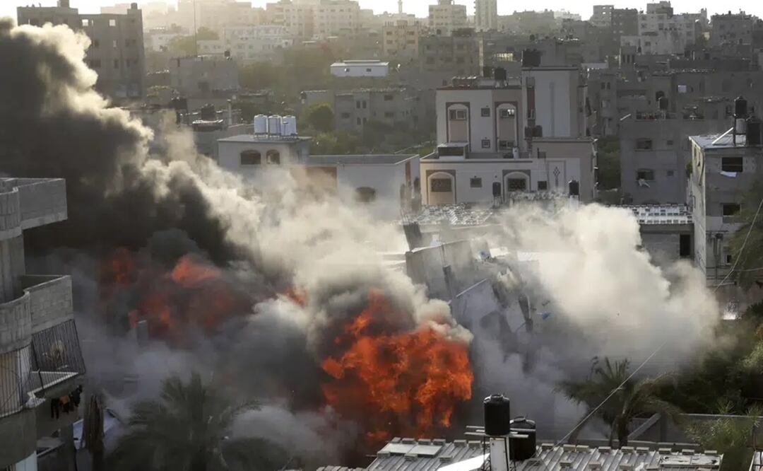 Humo y fuego alzándose de una explosión provocada por un ataque aéreo israelí contra un edificio en Gaza. Foto: AP