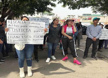 "Fiscalía, deja de fabricar delitos"; Vecinos de Colonia 4T protestan por denuncias contra su abogado, acusado de despojo y daño a bienes