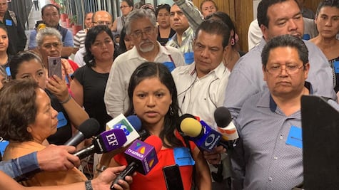 Maestros del Congreso de Bases protestan en San Lázaro