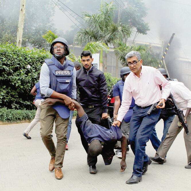 Fuerzas de seguridad de Kenia ayudan a heridos a salir de la zona donde se registró ayer un ataque reivindicado por Al-Shabaab, en Nairobi. NJERI MWANGI. REUTERS