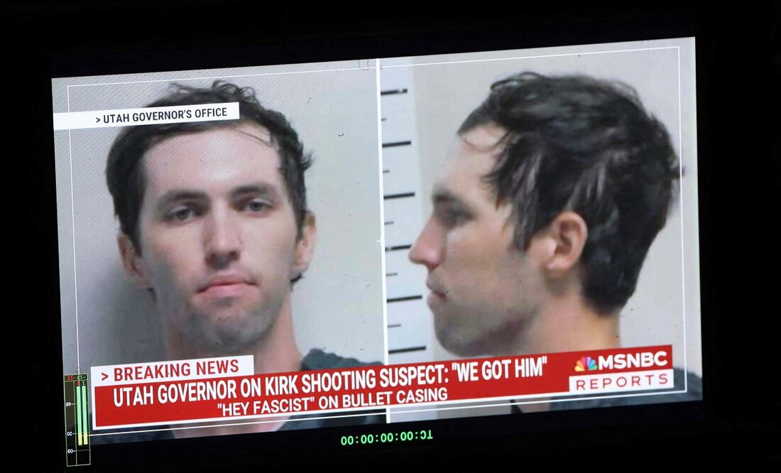 Un monitor de televisión muestra la imagen de Tyler Robinson, sospechoso del asesinato de Charlie Kirk el 11 de septiembre, en Orem, Utah. Foto: AFP
