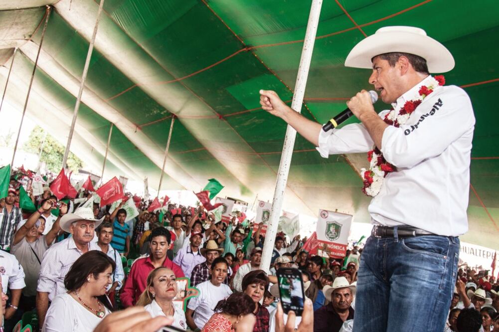 Alejandro Murat Hinojosa, candidato a gobernador de Oaxaca por la alianza PRI-PVEM-Panal, se reunió con miembros de la CNC en la comunidad de Ejutla (GERMÁN ESPINOSA. EL UNIVERSAL)