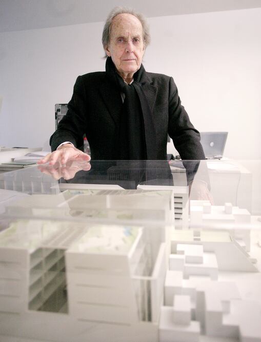 El arquitecto, ante la maqueta del nuevo edificio del INFONAVIT cuya construcción iba a iniciar a finales del año pasado (IVAN STEPHENS. EL UNIVERSAL)