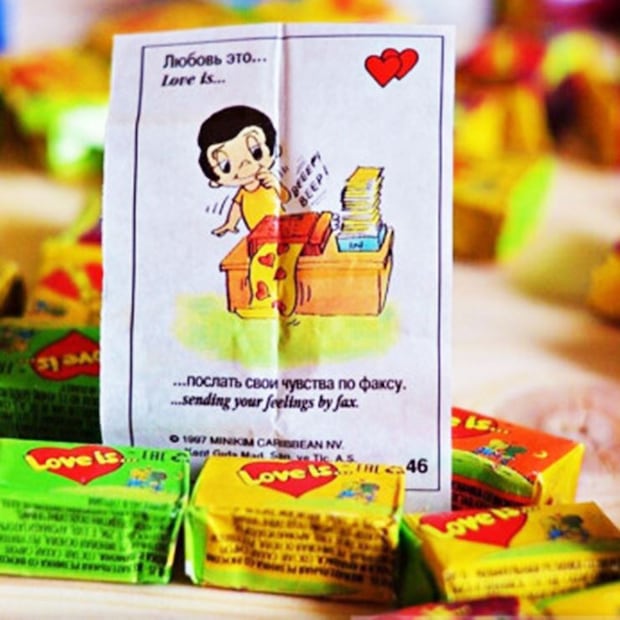 Chicle que se venía en Rusia durante los años 90, con el mensaje en ruso e inglés: “Amor Es… mandar tus sentimientos por fax”. Foto: ESPECIAL/Tomada de eBay.