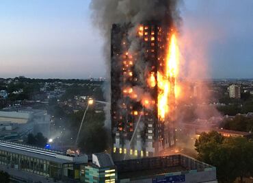 Incendio en Londres: Lanzaron a bebés desde la torre para salvarlos del fuego