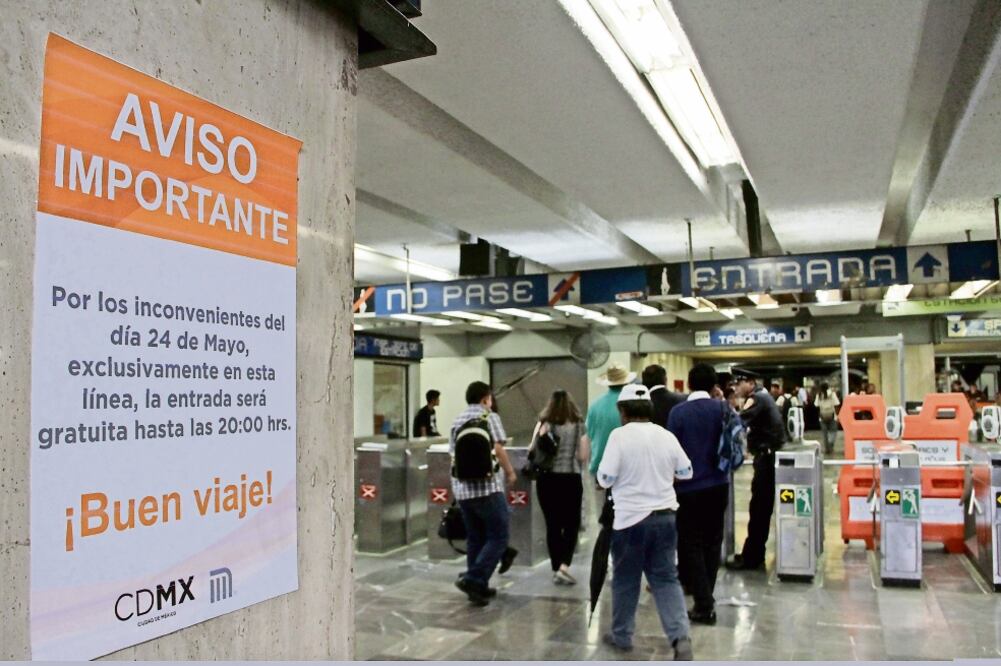 Al día ingresan en promedio a la línea azul hasta 900 mil personas, las cuales se quedaron sin servicio en seis estaciones practicamente todo el martes pasado por un deslave en el bajopuente de Circuito Interior y Tlalpan (JUAN BOITES. EL UNIVERSAL)