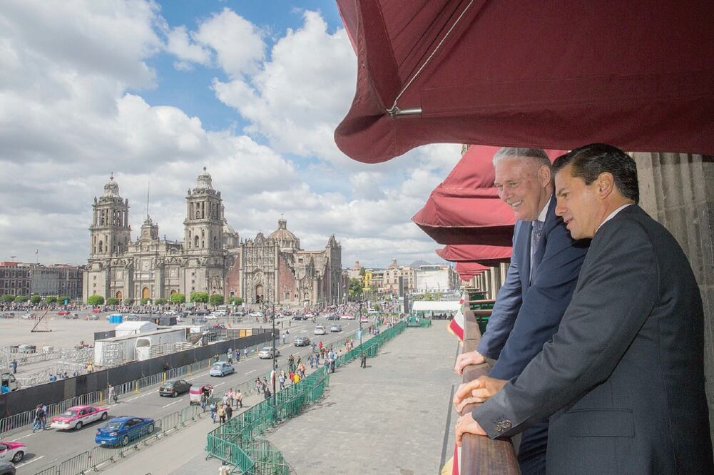 El presidente Enrique Peña Nieto recibió en Palacio Nacional al primer ministro de Santa Lucía, Allen Chastanet, quien expresó sus condolencias por los decesos que dejaron los temblores que impactaron al país en septiembre. FOTO: PRESIDENCIA