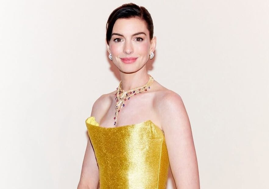 El collar de la colección Serpenti es la joya más llamativa del look de Hathaway. Foto: Instagram @oscardelarenta