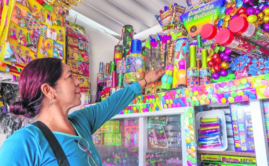 Magdalena Sánchez, vendedora de pirotecnia desde hace más de 20 años, comentó que sí pasó por su mente dedicarse a otra cosa. Foto: de Axel Sánchez