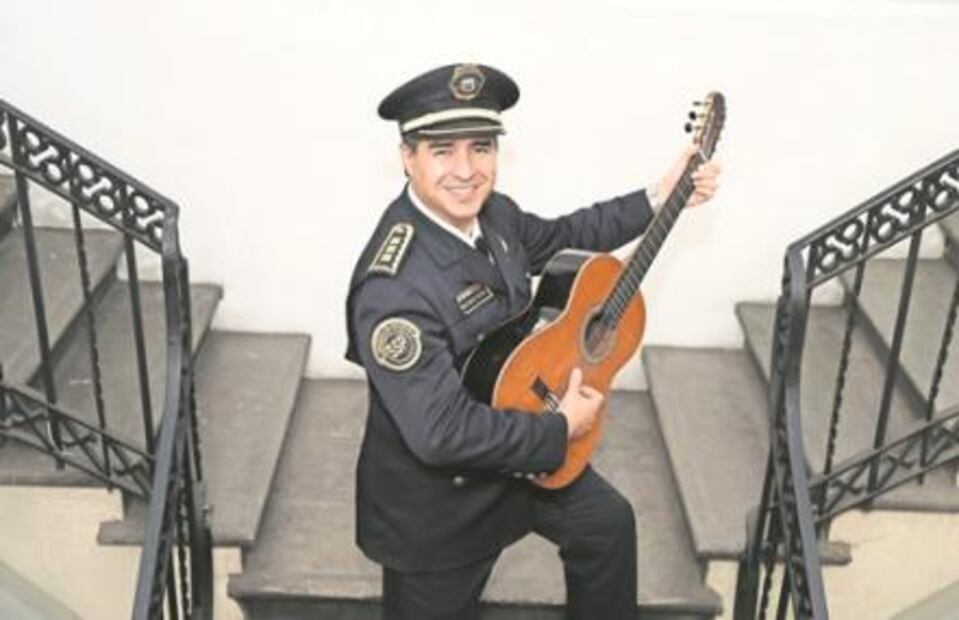Oswaldo, el policía cantante