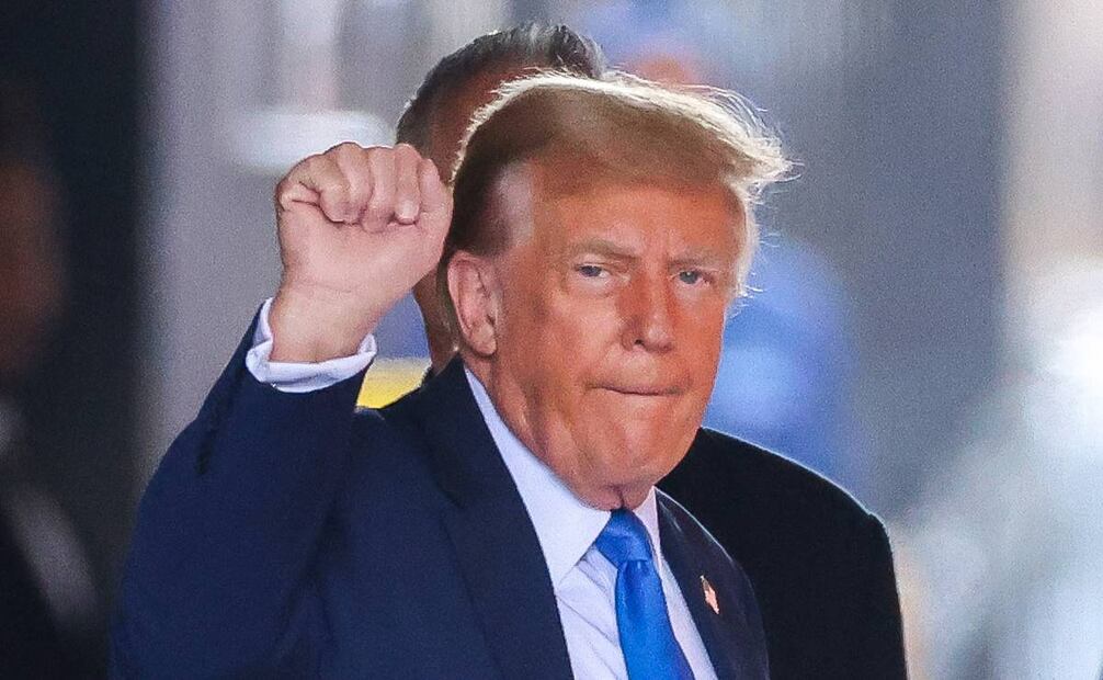 El ex presidente de Estados Unidos y candidato presidencial republicano Donald Trump abandona la Torre Trump para asistir a su juicio por supuestamente encubrir pagos de dinero secreto relacionados con relaciones extramatrimoniales. Foto: AFP