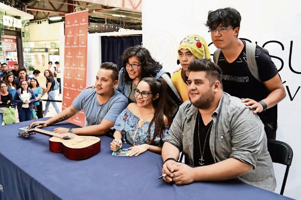 La banda firmó a sus fans diversos artículos como un ukelele, discos y fotos (ARIEL OJEDA. EL UNIVERSAL)