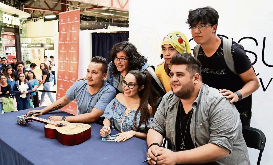 La banda firmó a sus fans diversos artículos como un ukelele, discos y fotos (ARIEL OJEDA. EL UNIVERSAL)