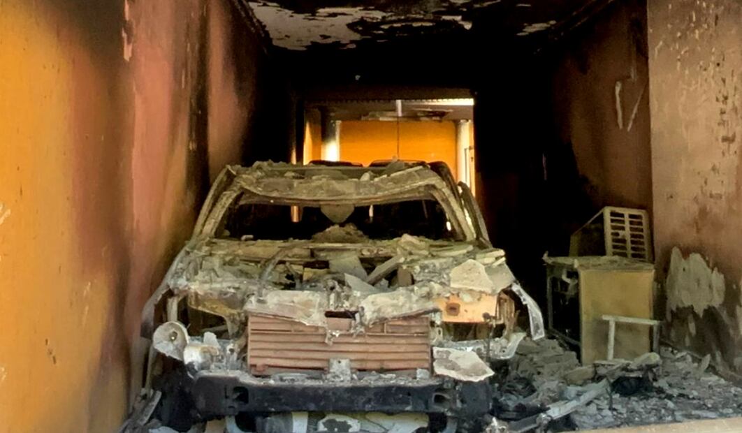 En el ataque armado a La Ruana, Michoacán, el 11 de junio de 2025, quedaron tres autos calcinados y varias viviendas con vidrios rotos y paredes perforadas. Foto: de Carlos Arrieta/EL UNIVERSAL